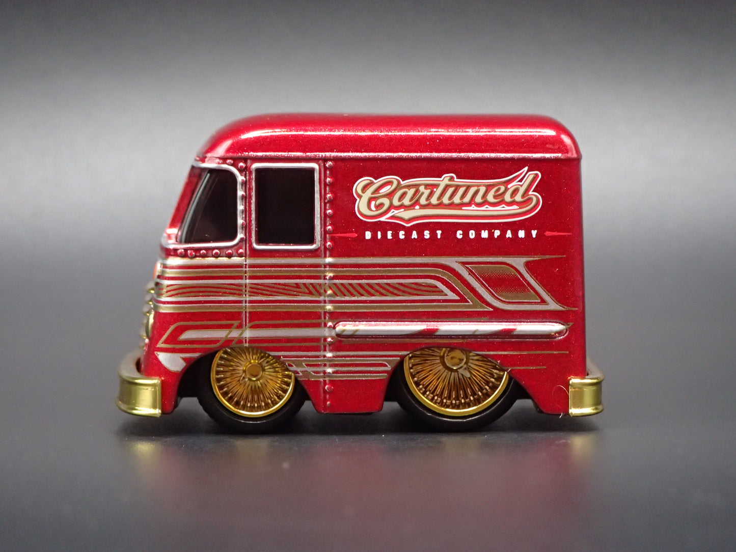 1954 54 GRUMMAN STEP VAN CAR TUNED BURGUNDY 1/64 SCALE DIORAMA DIECAST MODEL CAR