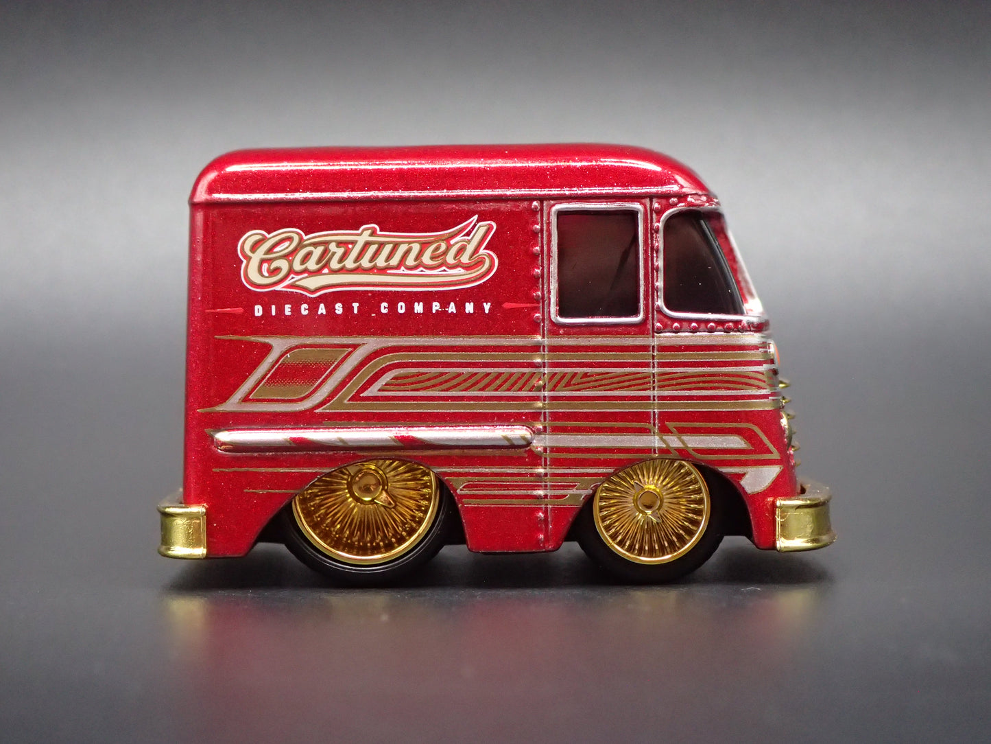 1954 54 GRUMMAN STEP VAN CAR TUNED BURGUNDY 1/64 SCALE DIORAMA DIECAST MODEL CAR