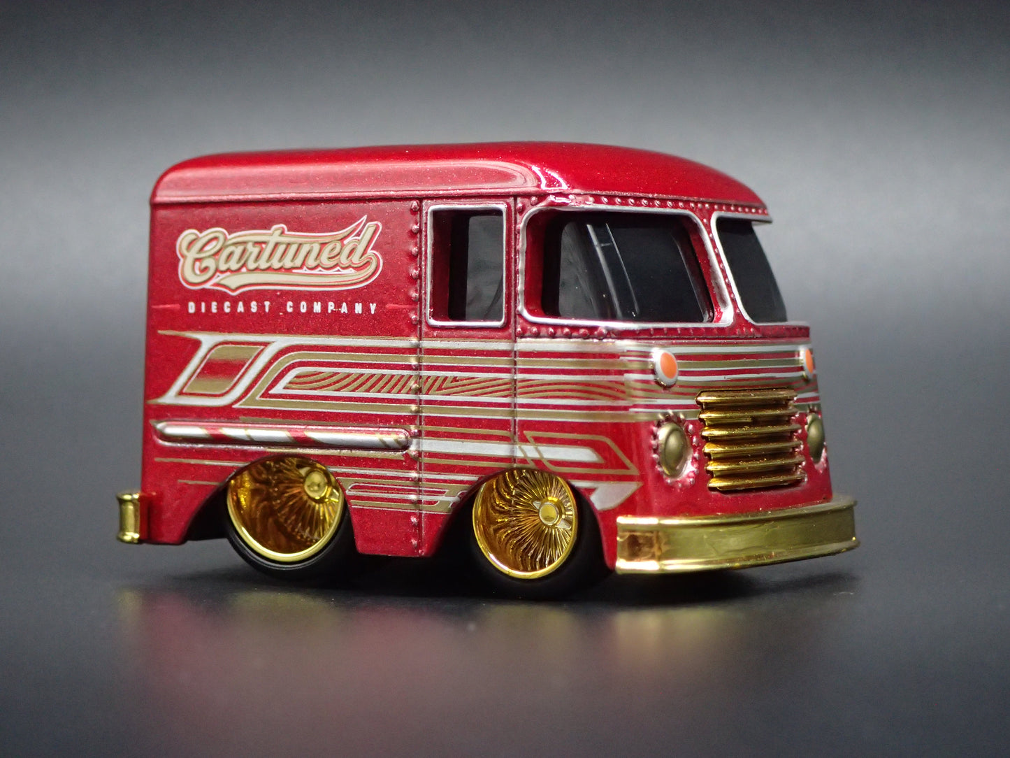 1954 54 GRUMMAN STEP VAN CAR TUNED BURGUNDY 1/64 SCALE DIORAMA DIECAST MODEL CAR