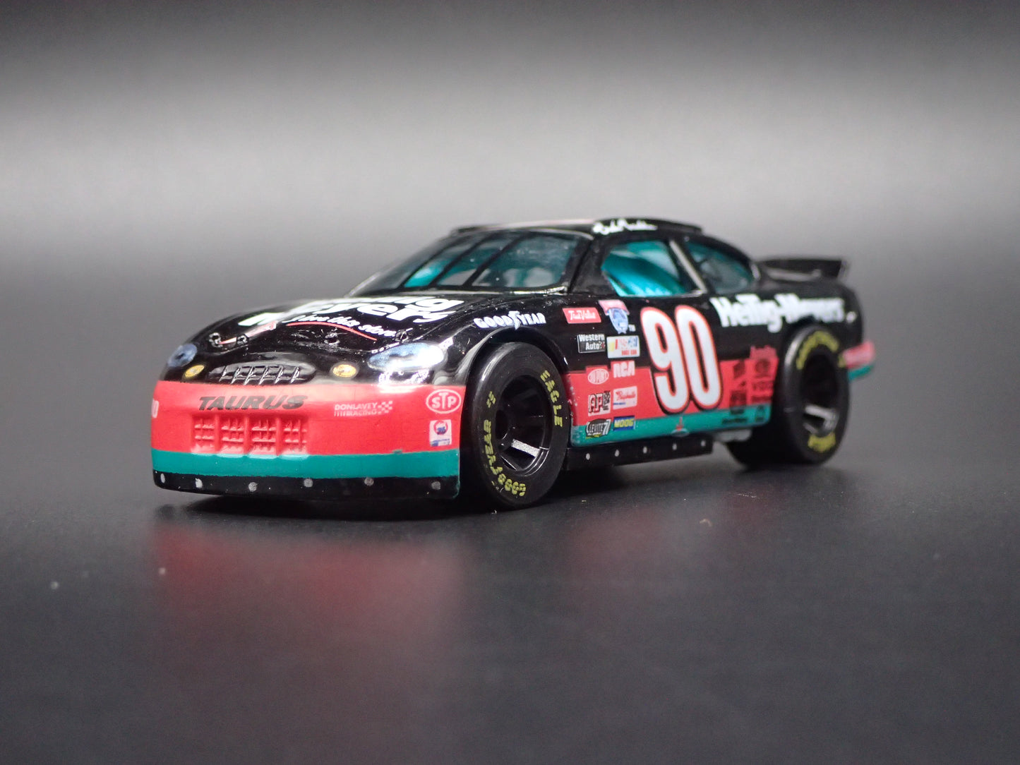 1998 FORD TAURUS 90 DICK TRICKLE HEILIG MEYERS NASCAR 1:64 SCALE DIECAST MODEL CAR