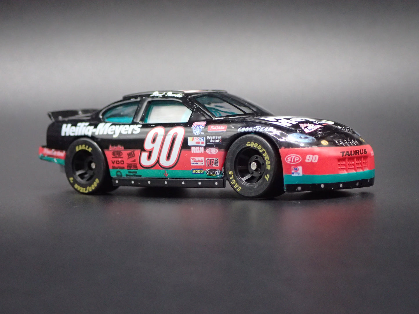 1998 FORD TAURUS 90 DICK TRICKLE HEILIG MEYERS NASCAR 1:64 SCALE DIECAST MODEL CAR