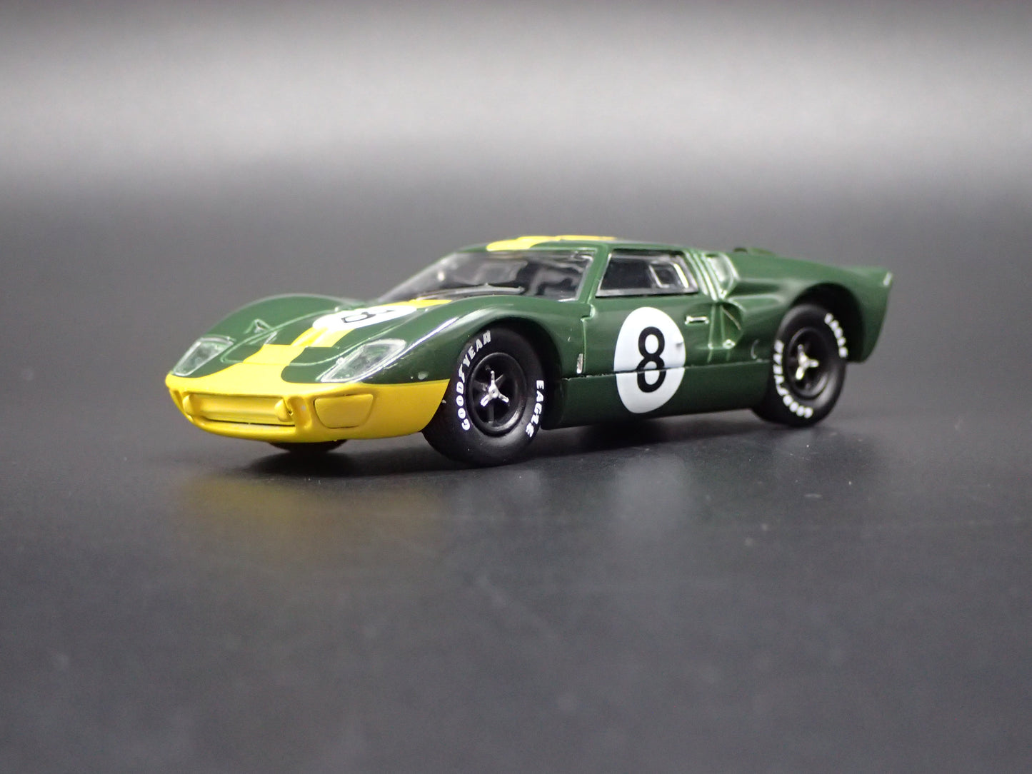 1966 66 FORD GT40 MK II RACE CAR GREEN 1:64 SCALE DIORAMA DIECAST MODEL CAR
