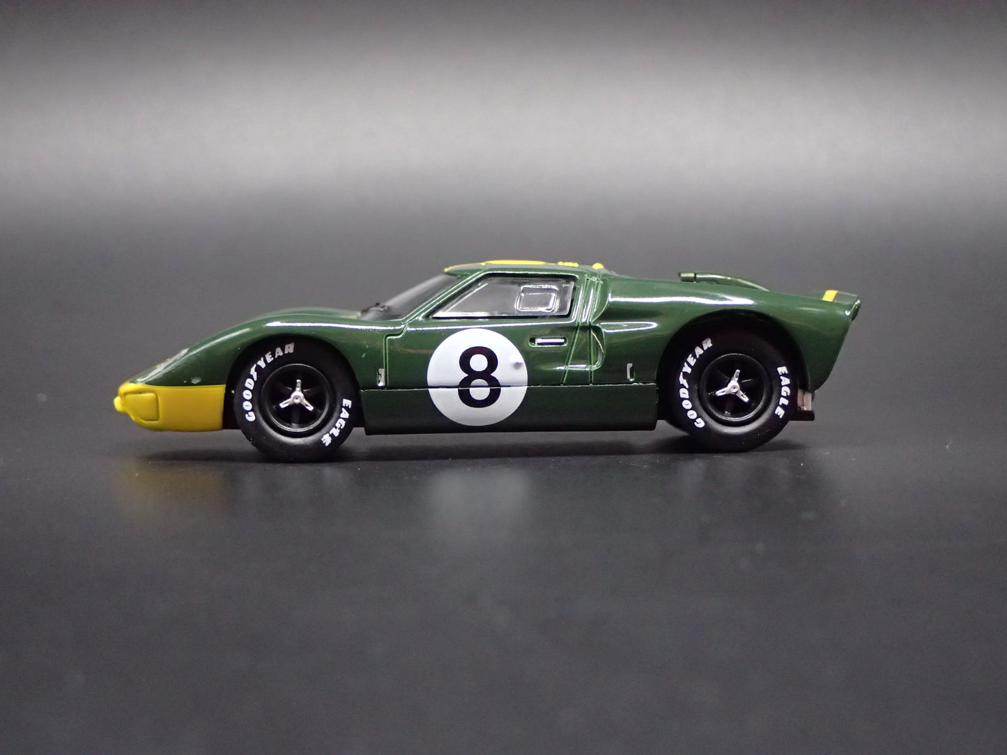 1966 66 FORD GT40 MK II RACE CAR GREEN 1:64 SCALE DIORAMA DIECAST MODEL CAR
