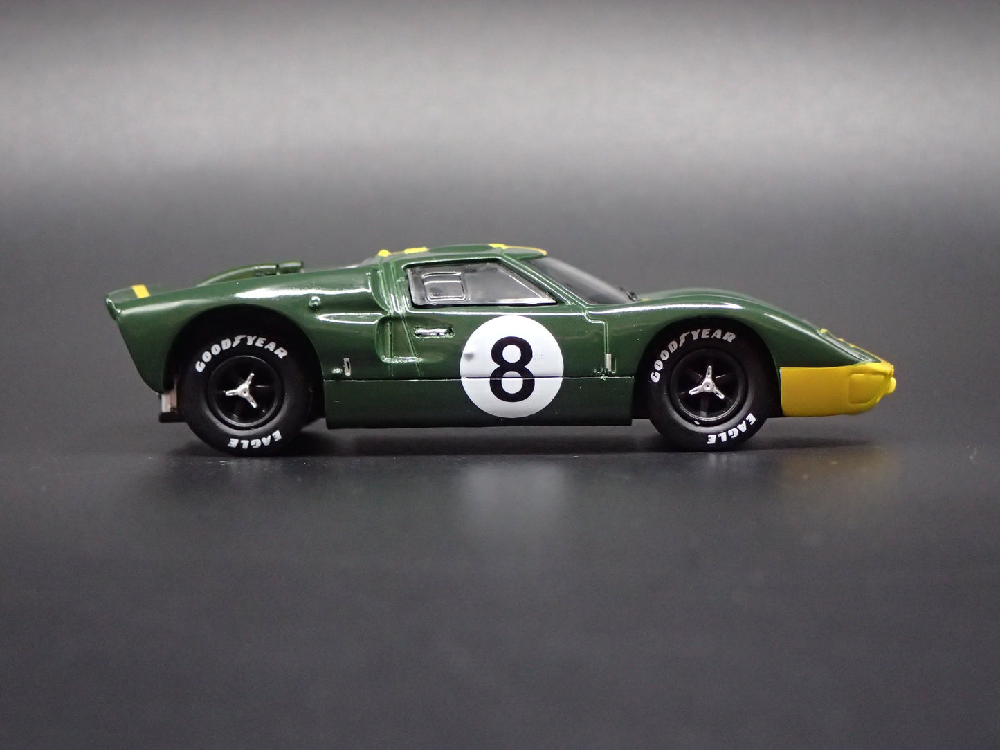 1966 66 FORD GT40 MK II RACE CAR GREEN 1:64 SCALE DIORAMA DIECAST MODEL CAR
