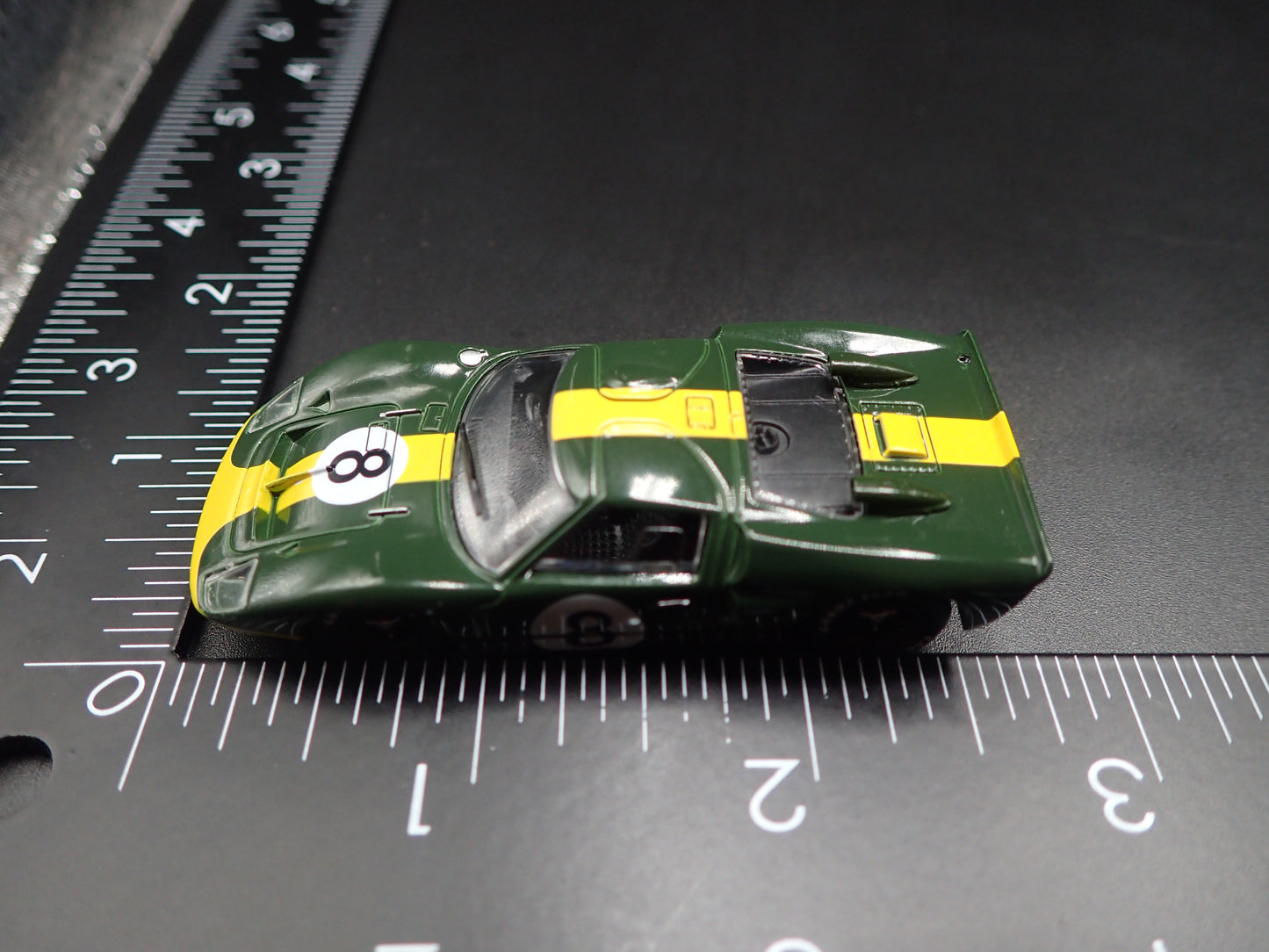 1966 66 FORD GT40 MK II RACE CAR GREEN 1:64 SCALE DIORAMA DIECAST MODEL CAR