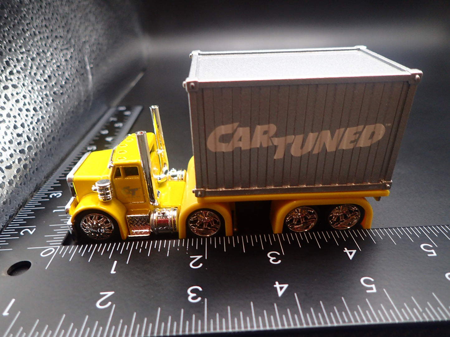 CAR TUNED SNEAKY PETE CONTAINER RIG 1:64 SCALE DIORAMA DIECAST MODEL CAR