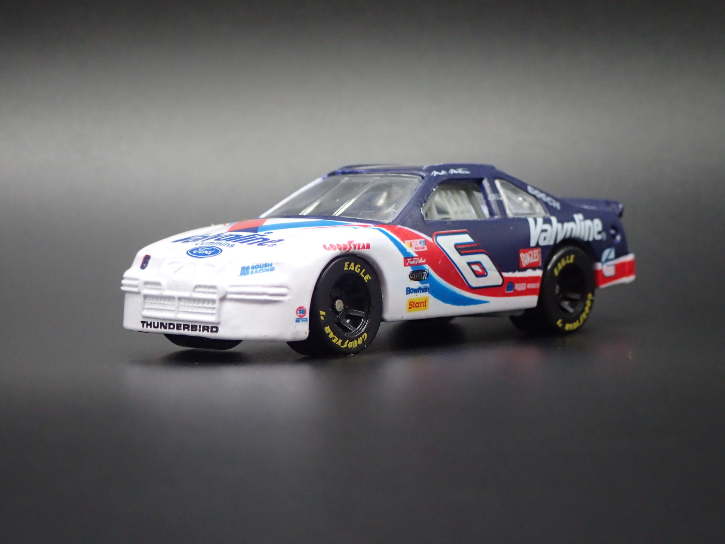 1997 97 FORD THUNDERBIRD 6 MARK MARTIN NASCAR 1:64 SCALE DIECAST MODEL CAR