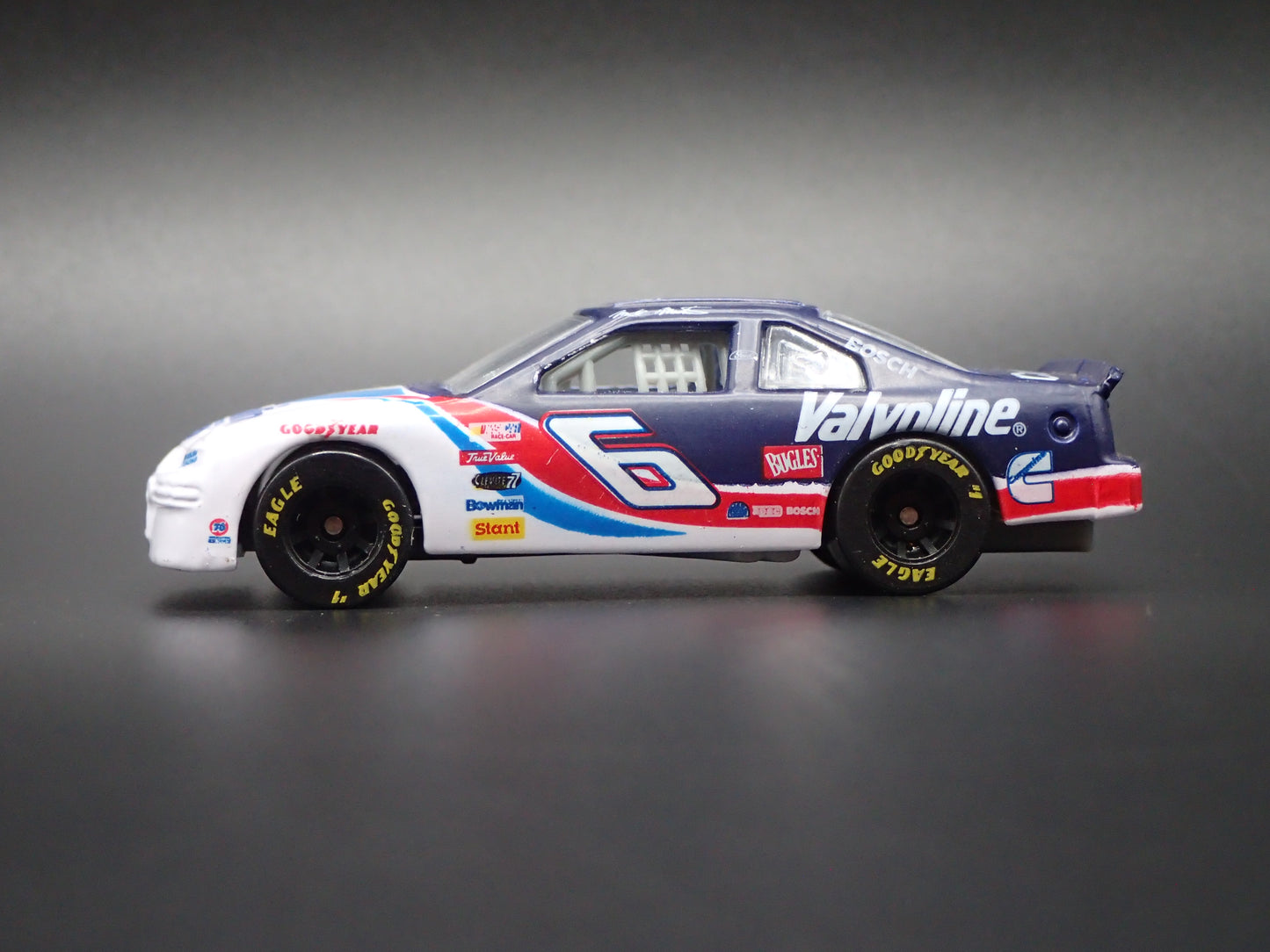 1997 97 FORD THUNDERBIRD 6 MARK MARTIN NASCAR 1:64 SCALE DIECAST MODEL CAR