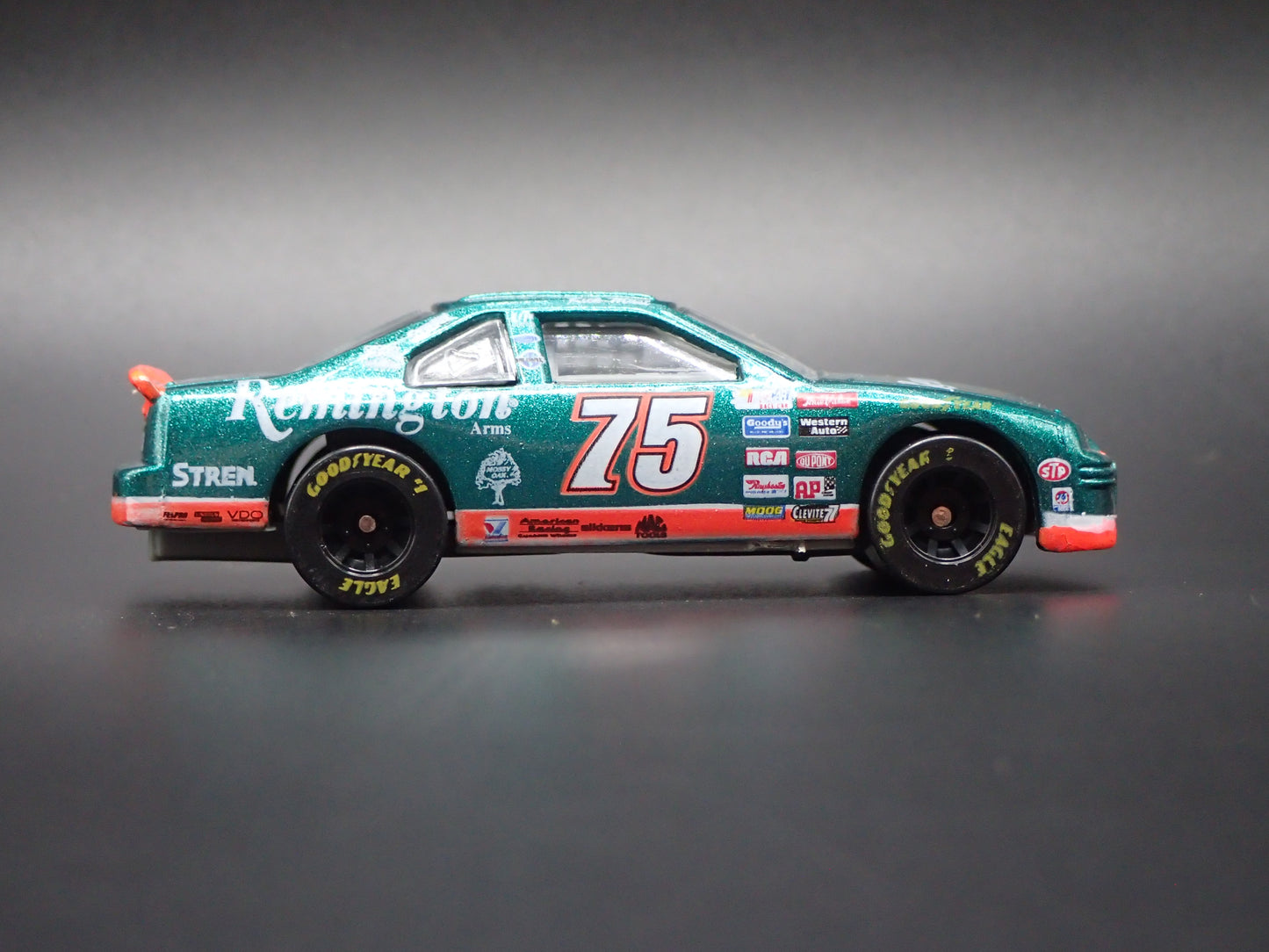 1997 97 FORD TAURUS 75 RICK MAST REMINGTON NASCAR 1:64 SCALE DIECAST MODEL CAR
