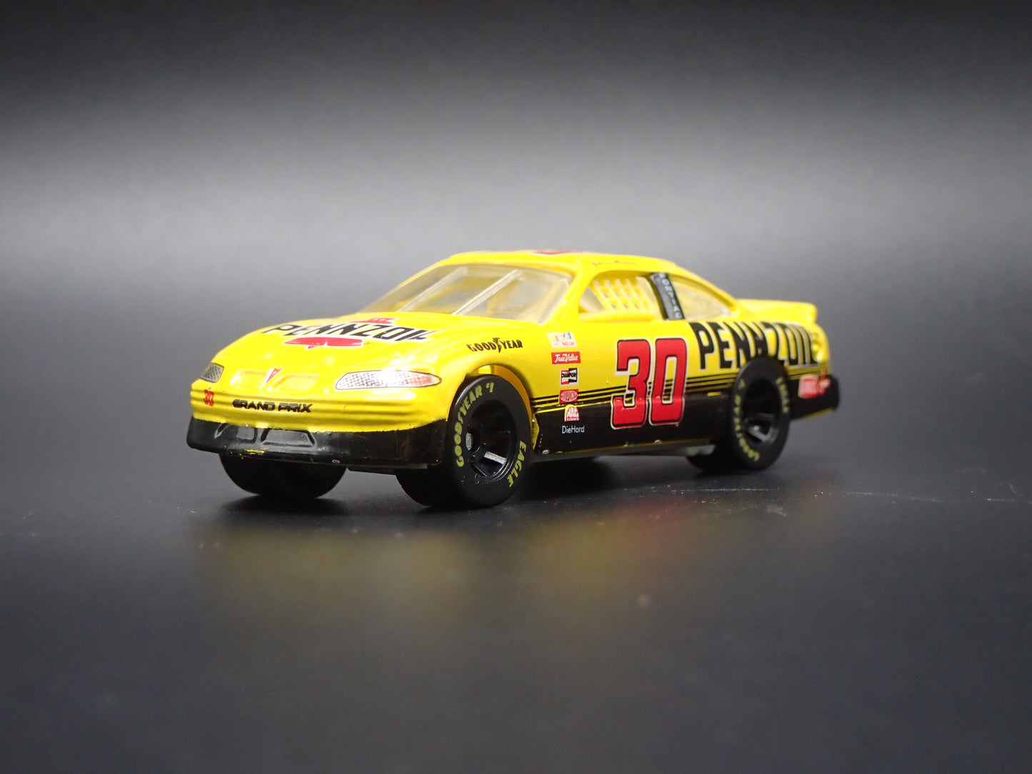 1997 97 PONTIAC GRAND PRIX 30 JOHNNY BENSON PENNZOIL NASCAR 1:64 SCALE DIECAST CAR