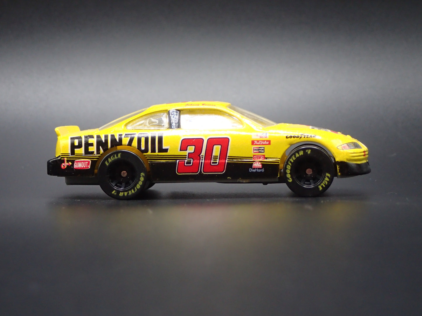 1997 97 PONTIAC GRAND PRIX 30 JOHNNY BENSON PENNZOIL NASCAR 1:64 SCALE DIECAST CAR