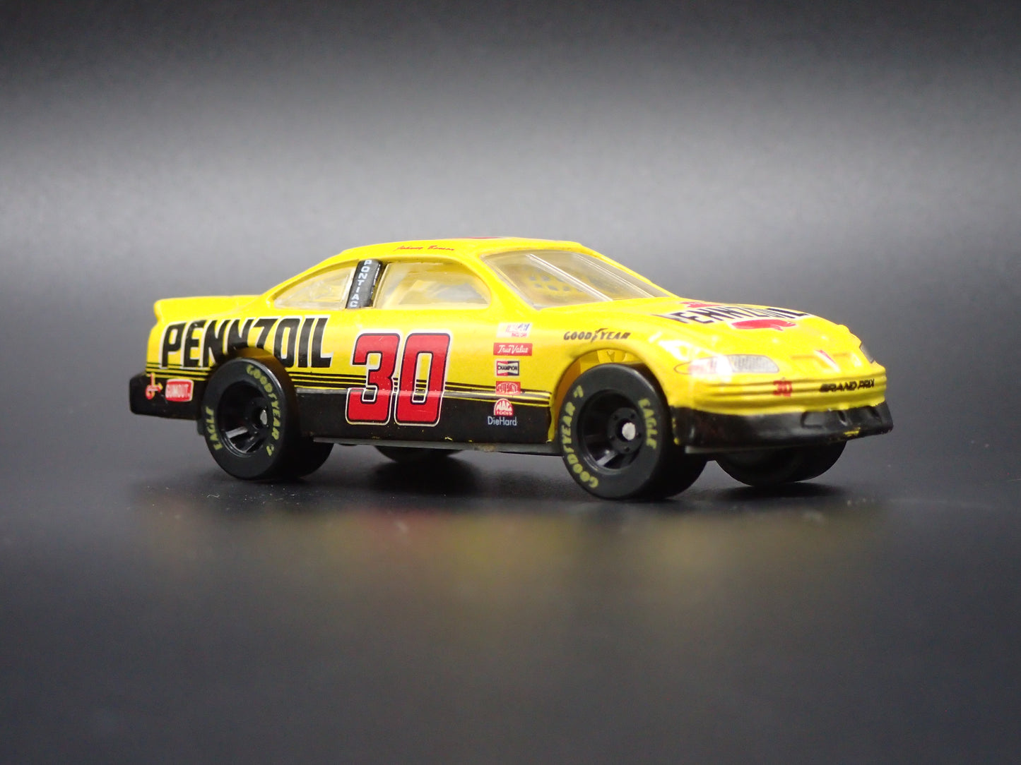 1997 97 PONTIAC GRAND PRIX 30 JOHNNY BENSON PENNZOIL NASCAR 1:64 SCALE DIECAST CAR