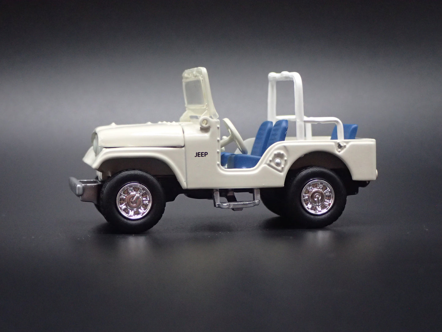 1944-1986 JEEP CJ5 WHITE 1/64 SCALE COLLECTIBLE DIORAMA DIECAST MODEL CAR