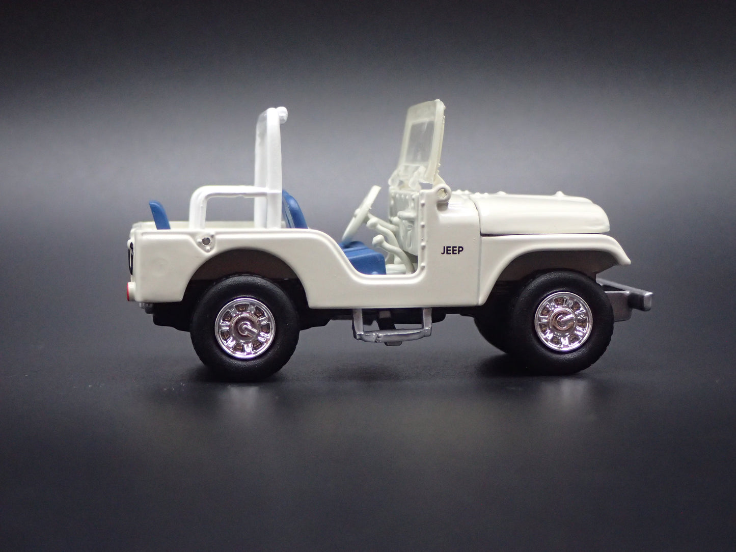 1944-1986 JEEP CJ5 WHITE 1/64 SCALE COLLECTIBLE DIORAMA DIECAST MODEL CAR