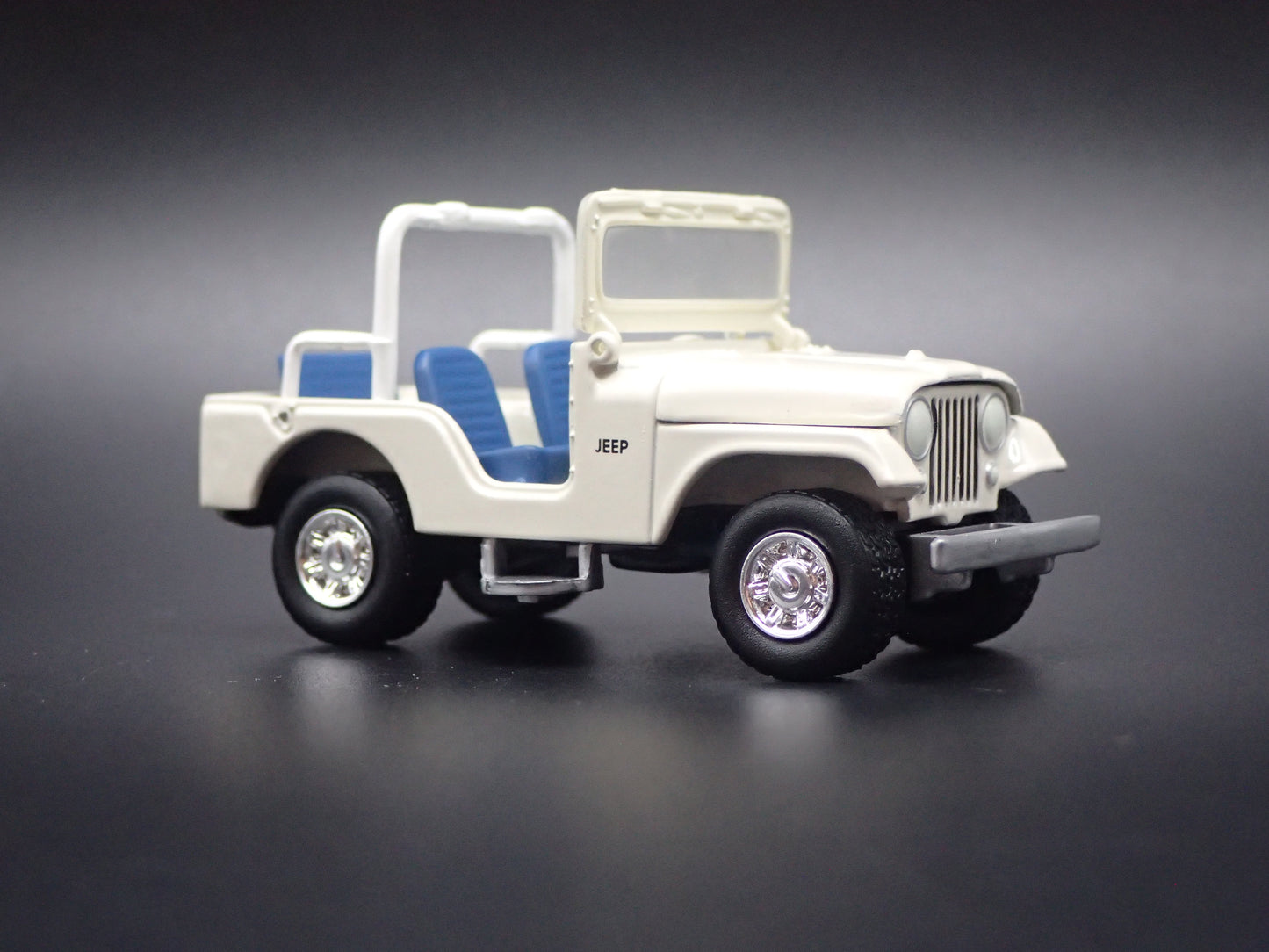 1944-1986 JEEP CJ5 WHITE 1/64 SCALE COLLECTIBLE DIORAMA DIECAST MODEL CAR