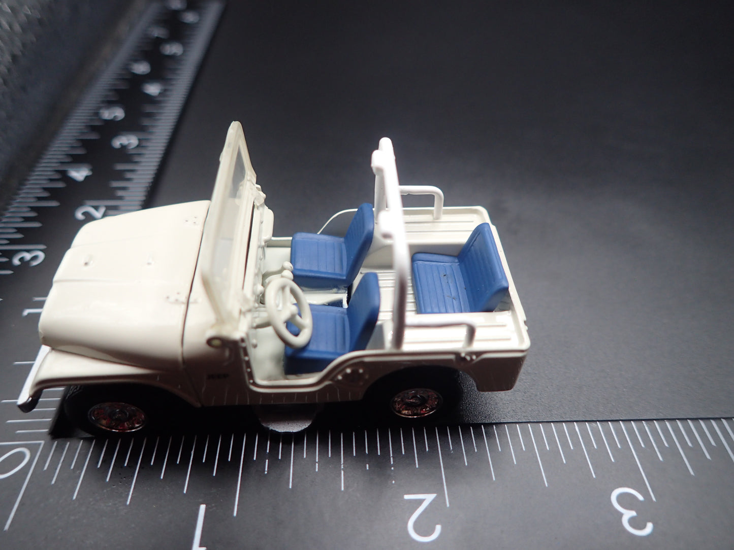 1944-1986 JEEP CJ5 WHITE 1/64 SCALE COLLECTIBLE DIORAMA DIECAST MODEL CAR