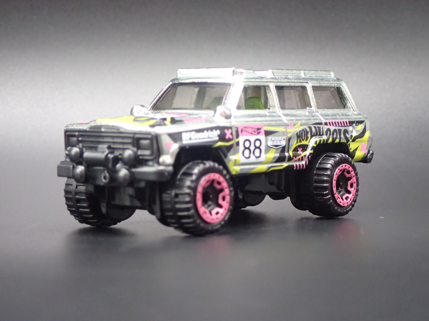 1980-1991 JEEP WAGONEER SILVER 1:64 SCALE COLLECTIBLE DIORAMA DIECAST MODEL CAR