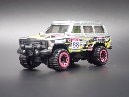 1980-1991 JEEP WAGONEER SILVER 1:64 SCALE COLLECTIBLE DIORAMA DIECAST MODEL CAR