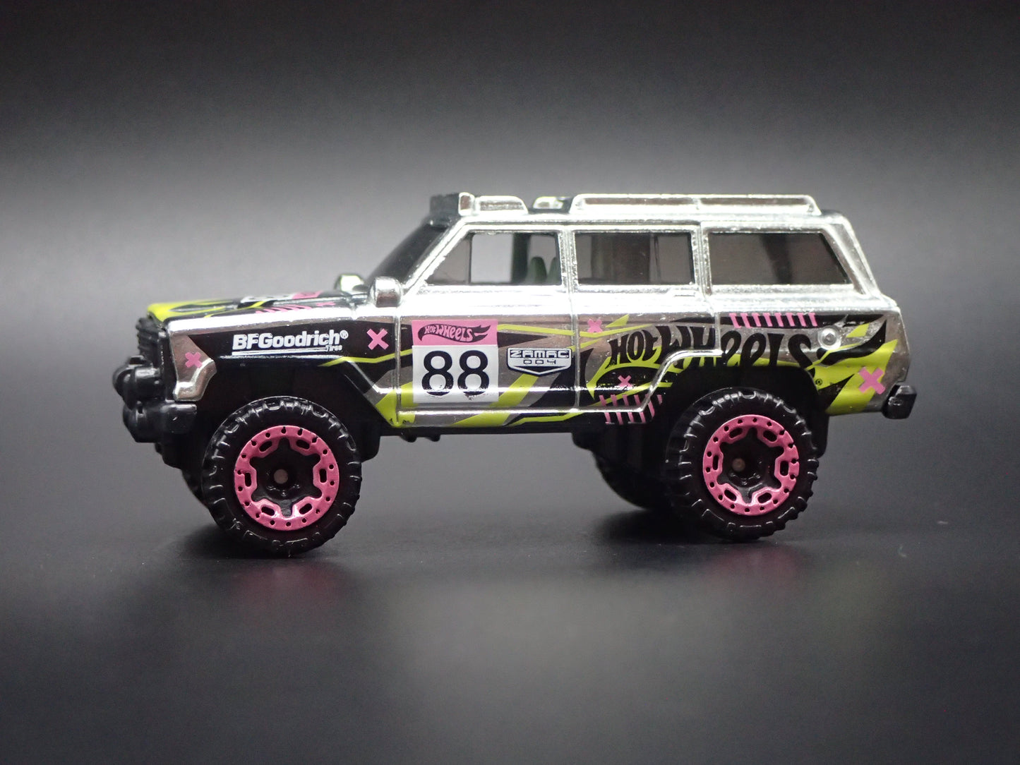 1980-1991 JEEP WAGONEER SILVER 1:64 SCALE COLLECTIBLE DIORAMA DIECAST MODEL CAR