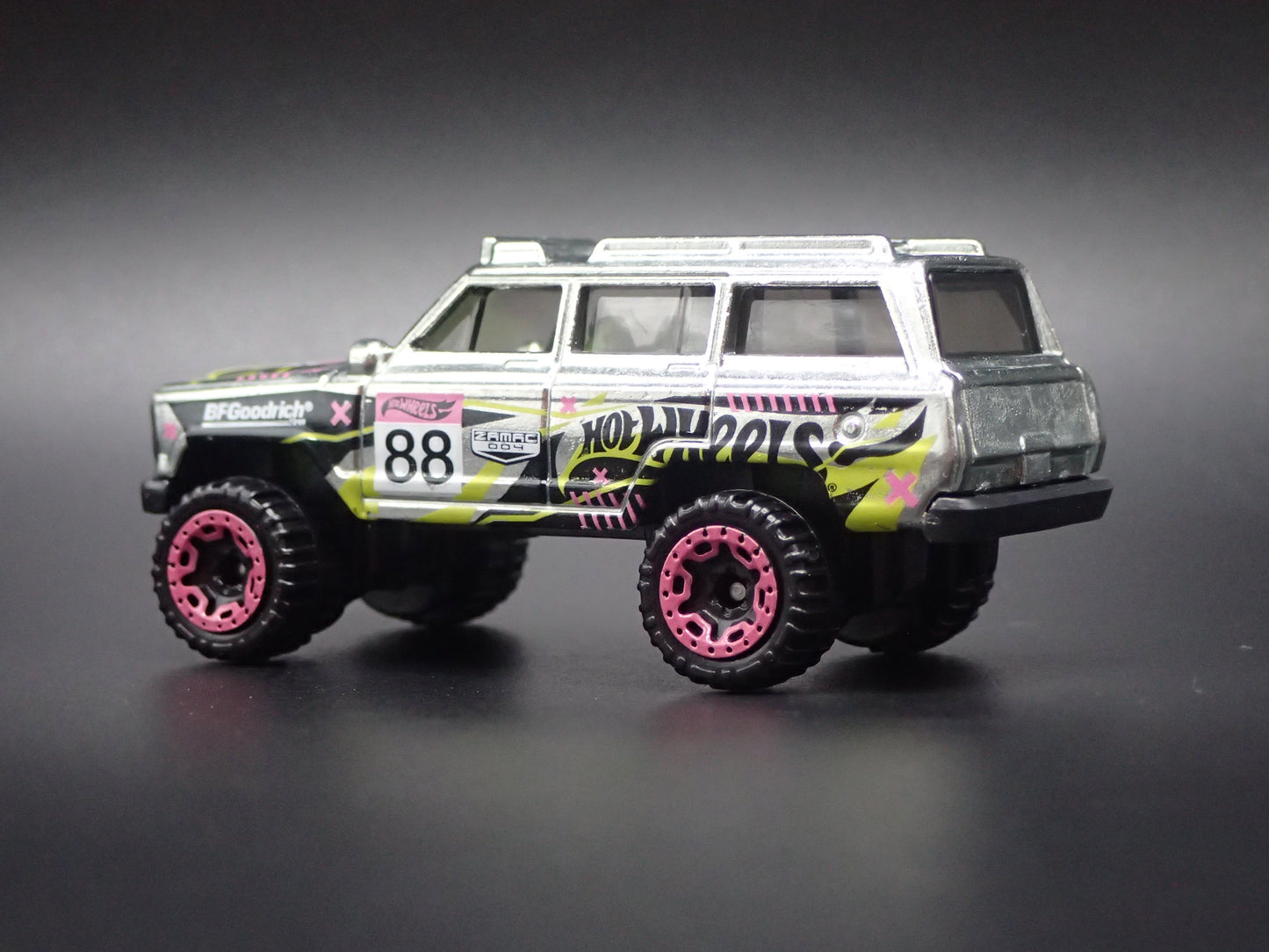 1980-1991 JEEP WAGONEER SILVER 1:64 SCALE COLLECTIBLE DIORAMA DIECAST MODEL CAR