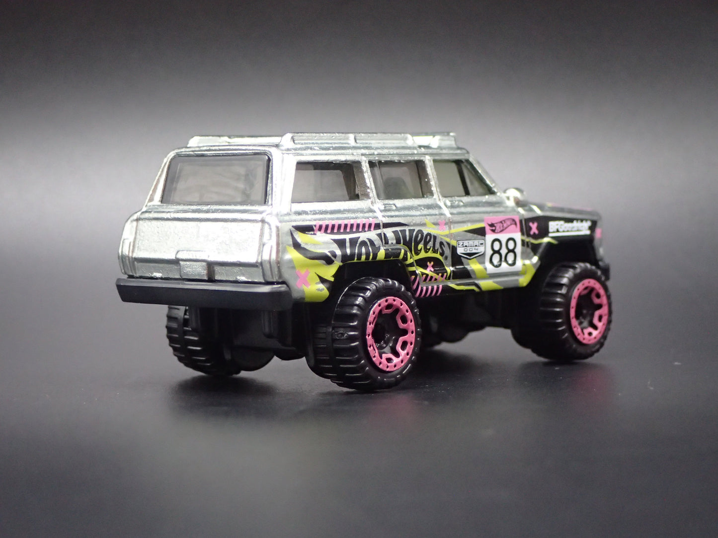 1980-1991 JEEP WAGONEER SILVER 1:64 SCALE COLLECTIBLE DIORAMA DIECAST MODEL CAR