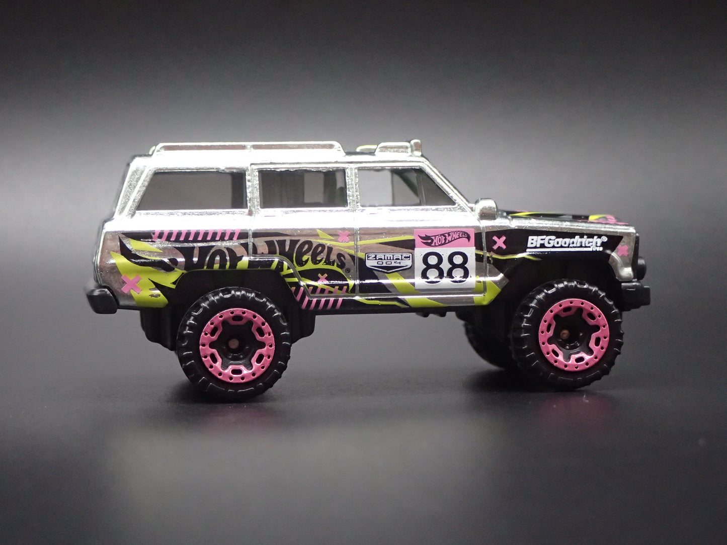1980-1991 JEEP WAGONEER SILVER 1:64 SCALE COLLECTIBLE DIORAMA DIECAST MODEL CAR