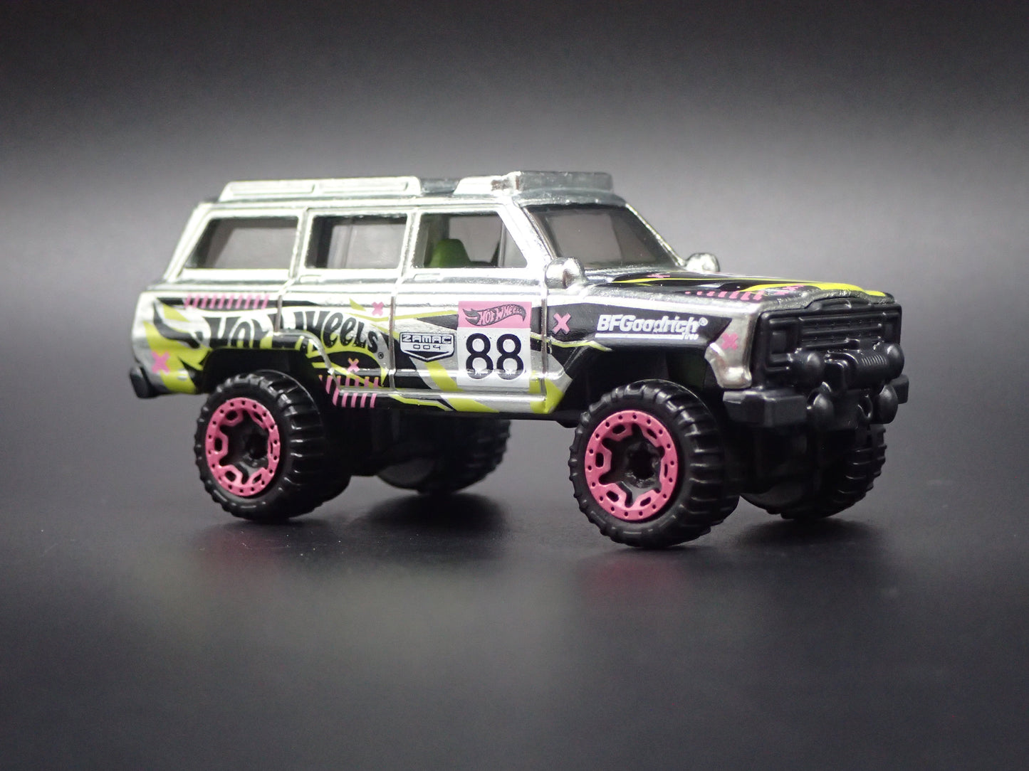 1980-1991 JEEP WAGONEER SILVER 1:64 SCALE COLLECTIBLE DIORAMA DIECAST MODEL CAR