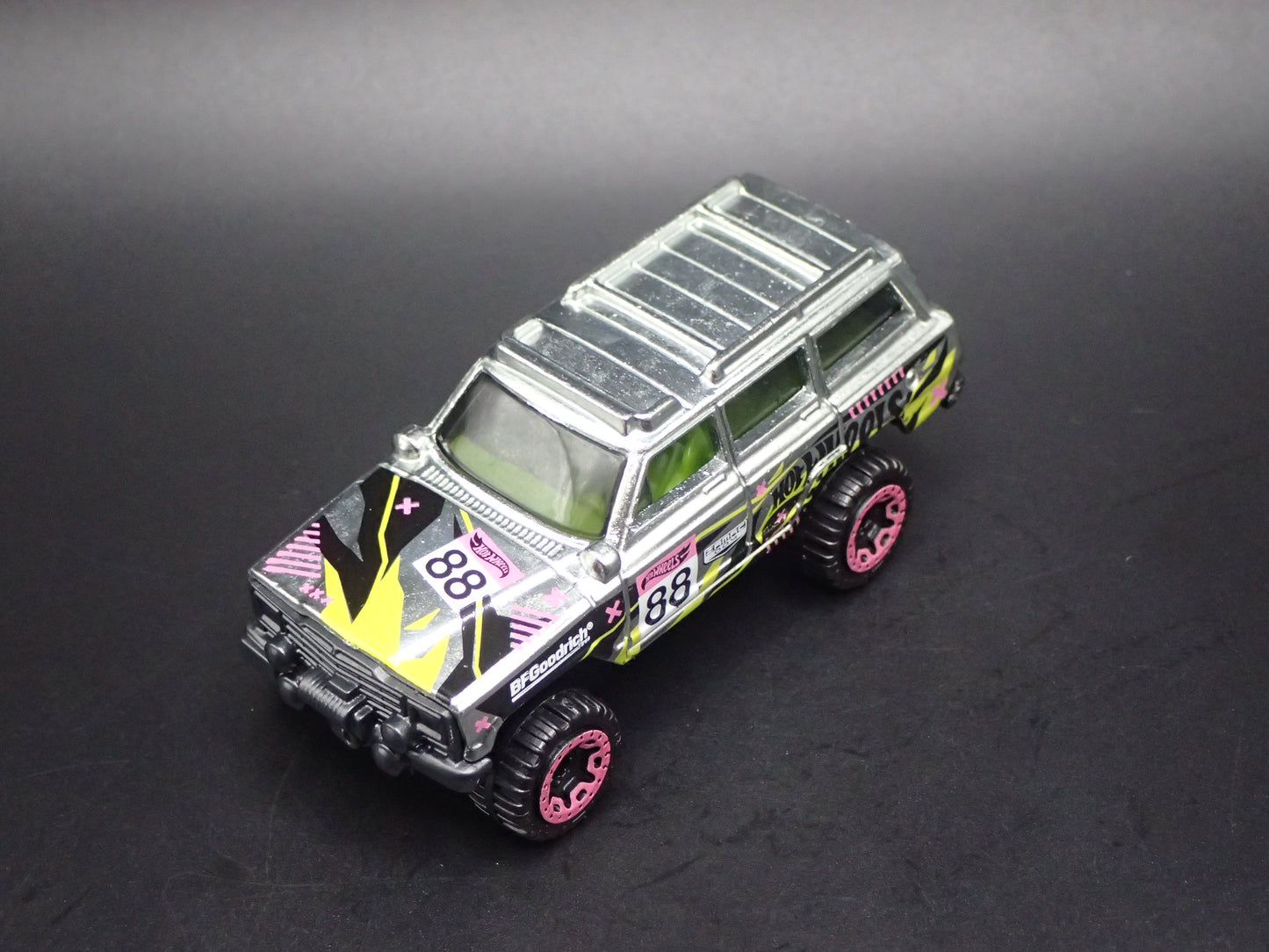 1980-1991 JEEP WAGONEER SILVER 1:64 SCALE COLLECTIBLE DIORAMA DIECAST MODEL CAR