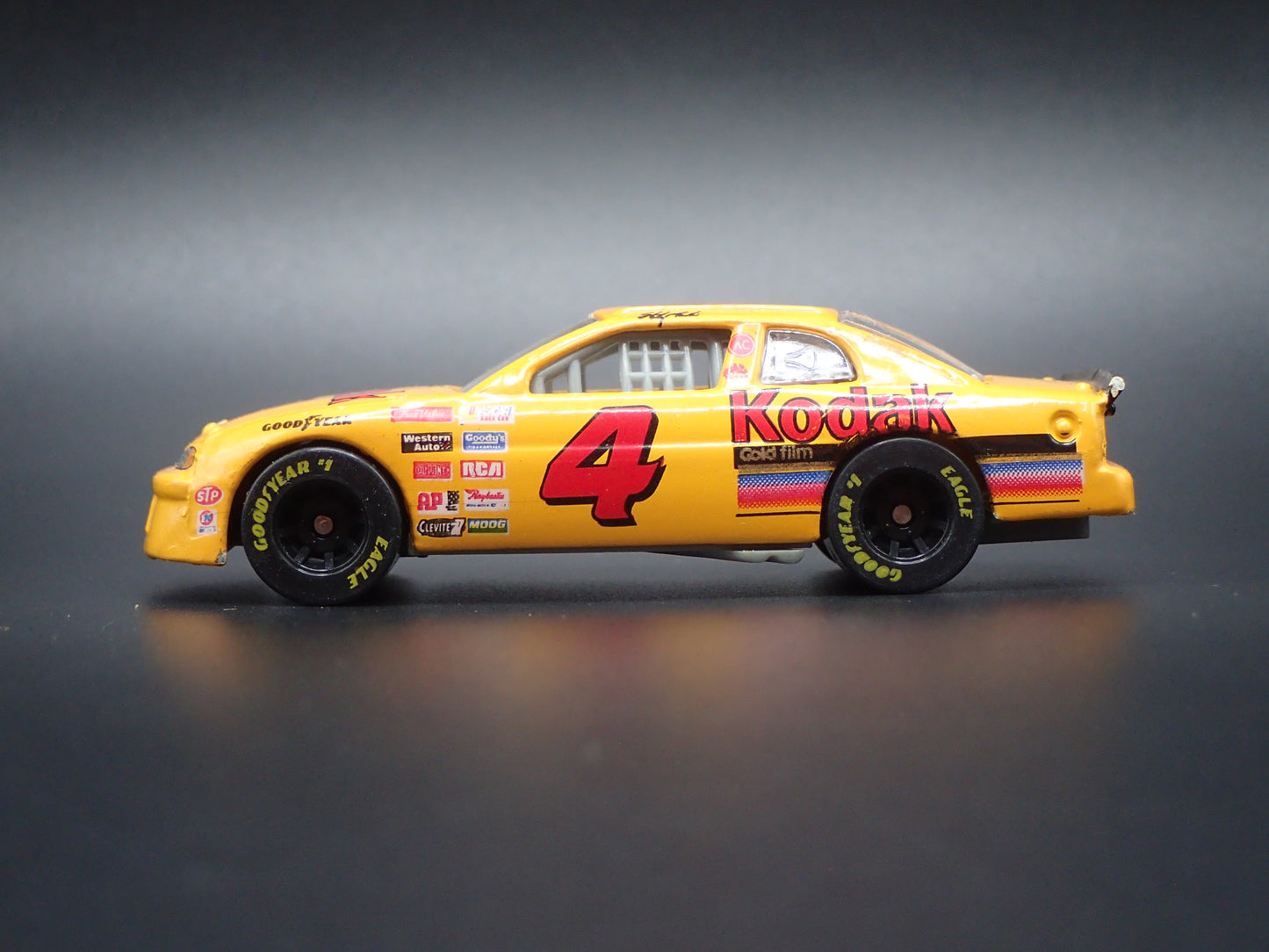 1997 CHEVROLET MONTE CARLO 4 STERLING MARLIN KODAK NASCAR 1:64 SCALE DIECAST CAR