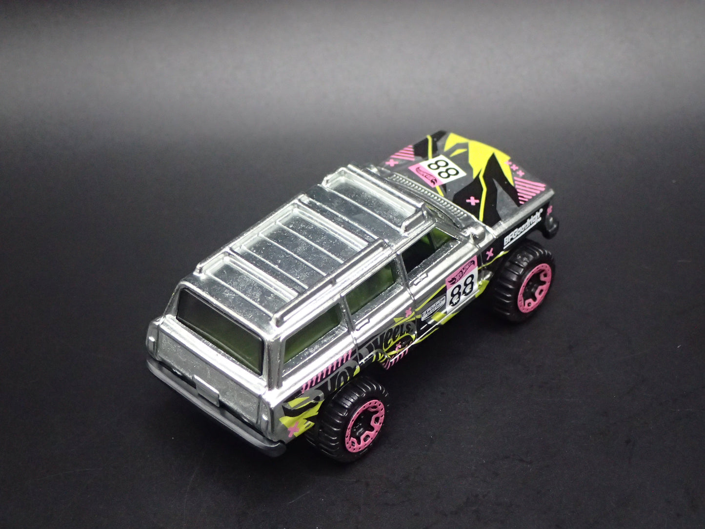 1980-1991 JEEP WAGONEER SILVER 1:64 SCALE COLLECTIBLE DIORAMA DIECAST MODEL CAR