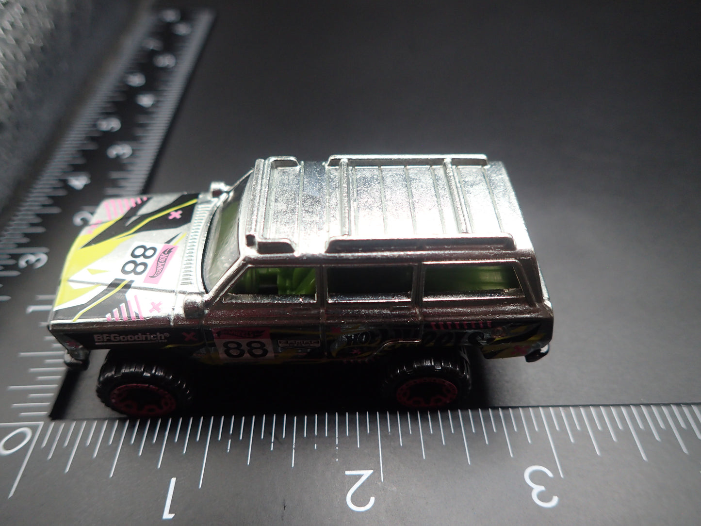 1980-1991 JEEP WAGONEER SILVER 1:64 SCALE COLLECTIBLE DIORAMA DIECAST MODEL CAR