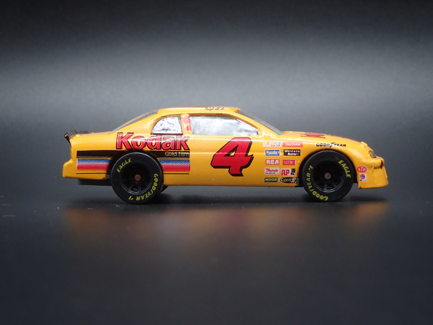 1997 CHEVROLET MONTE CARLO 4 STERLING MARLIN KODAK NASCAR 1:64 SCALE DIECAST CAR