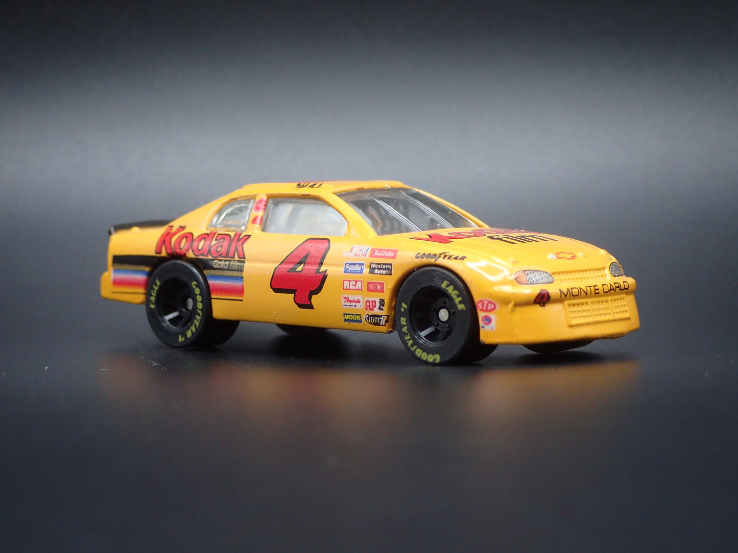 1997 CHEVROLET MONTE CARLO 4 STERLING MARLIN KODAK NASCAR 1:64 SCALE DIECAST CAR