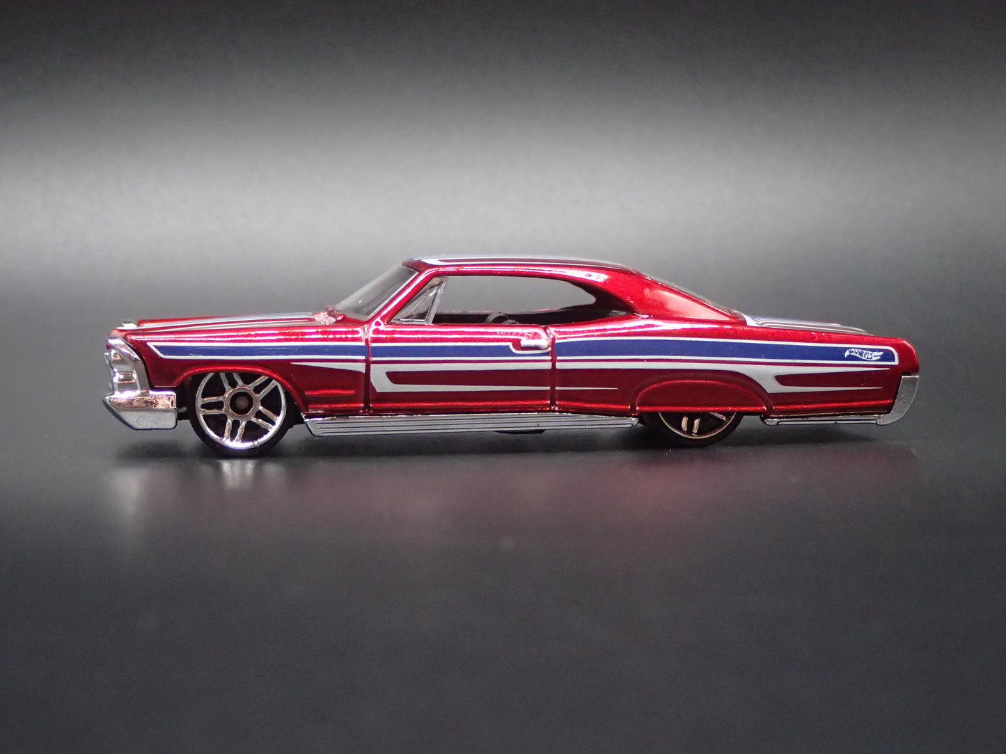 1965 65 PONTIAC BONNEVILLE RED 1:64 SCALE COLLECTIBLE DIECAST MODEL CAR
