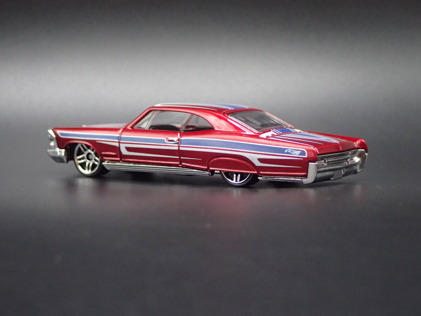1965 65 PONTIAC BONNEVILLE RED 1:64 SCALE COLLECTIBLE DIECAST MODEL CAR