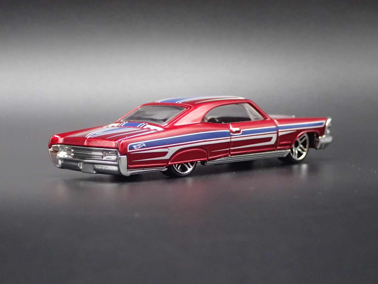 1965 65 PONTIAC BONNEVILLE RED 1:64 SCALE COLLECTIBLE DIECAST MODEL CAR