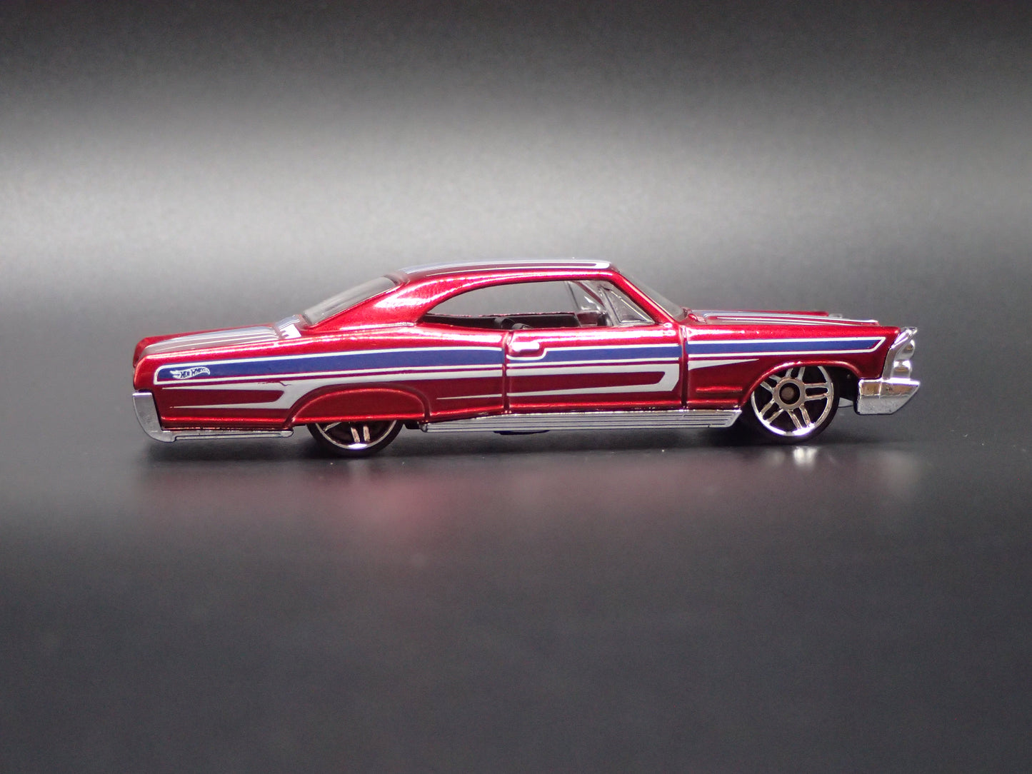 1965 65 PONTIAC BONNEVILLE RED 1:64 SCALE COLLECTIBLE DIECAST MODEL CAR