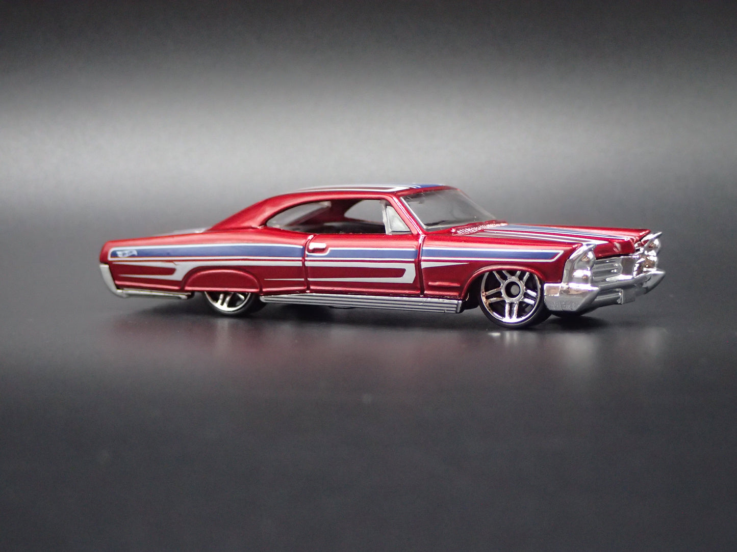 1965 65 PONTIAC BONNEVILLE RED 1:64 SCALE COLLECTIBLE DIECAST MODEL CAR