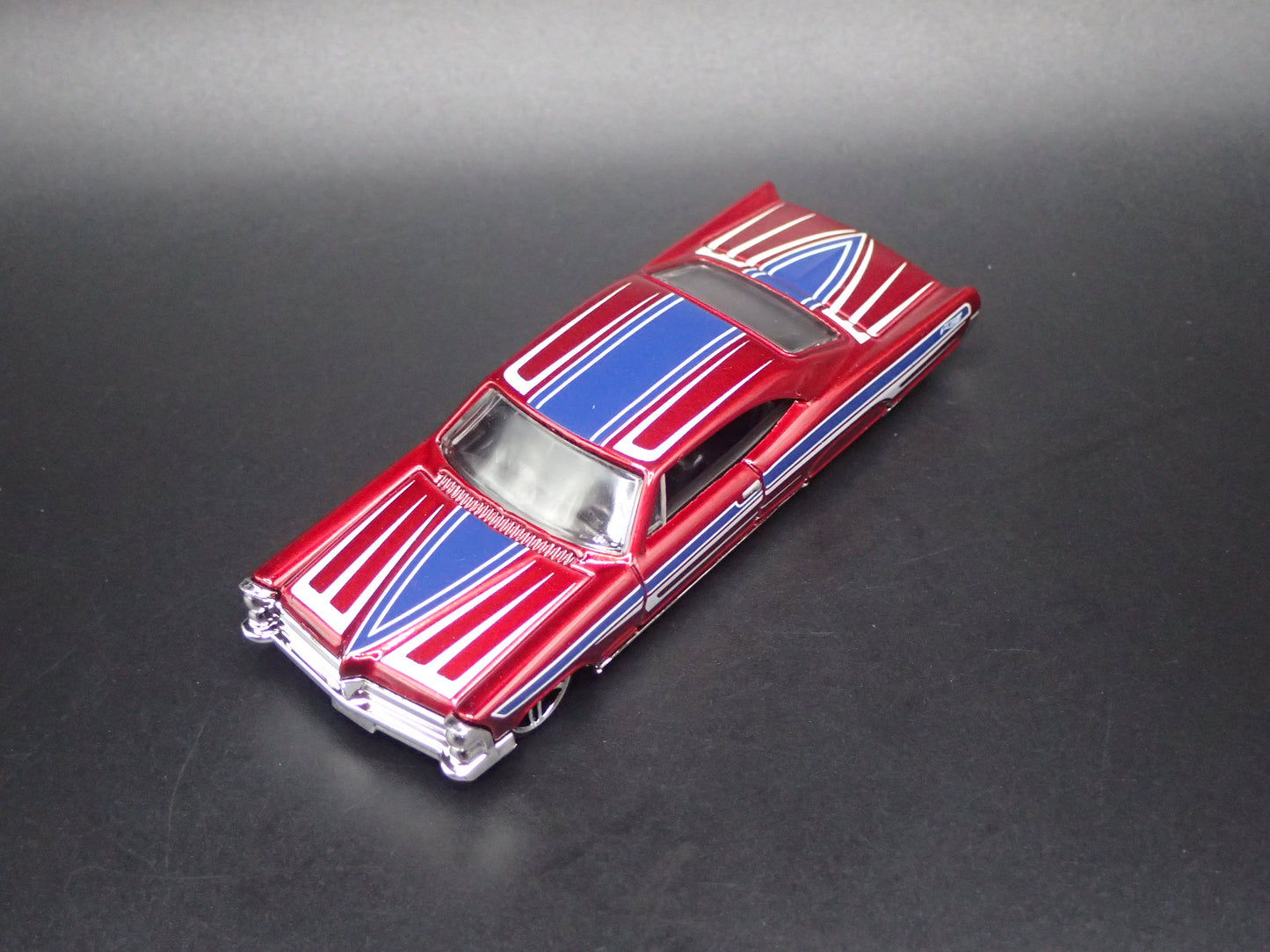 1965 65 PONTIAC BONNEVILLE RED 1:64 SCALE COLLECTIBLE DIECAST MODEL CAR