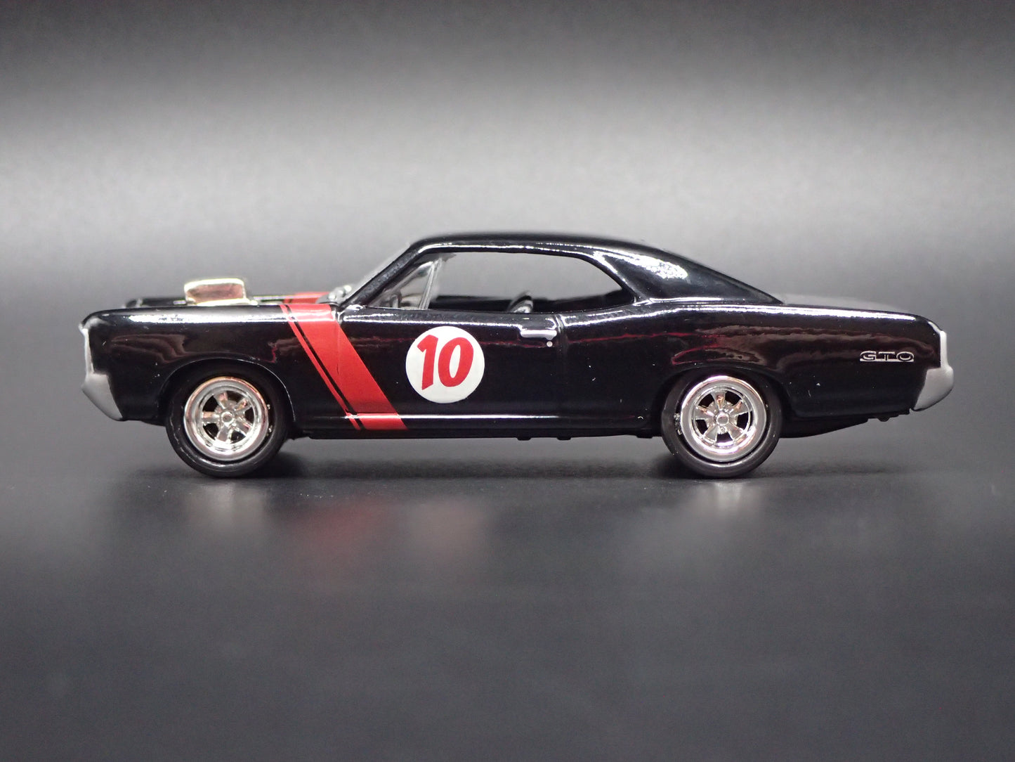 1966 66 PONTIAC GTO MUSCLE CAR 1/64 SCALE COLLECTIBLE DIORAMA DIECAST MODEL CAR
