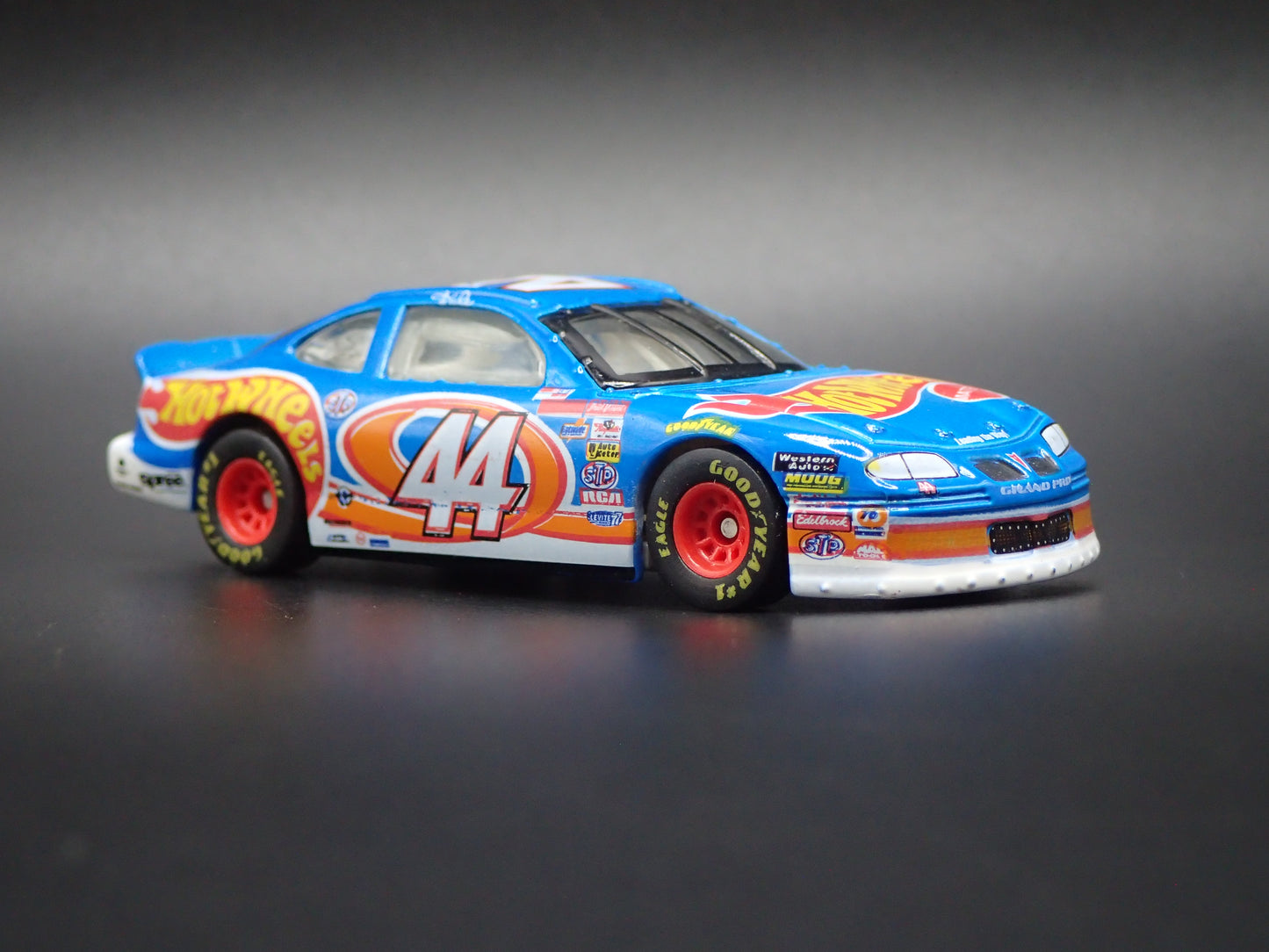 1998 98 PONTIAC GRAND PRIX KYLE PETTY NASCAR HW 1:64 SCALE DIECAST MODEL CAR