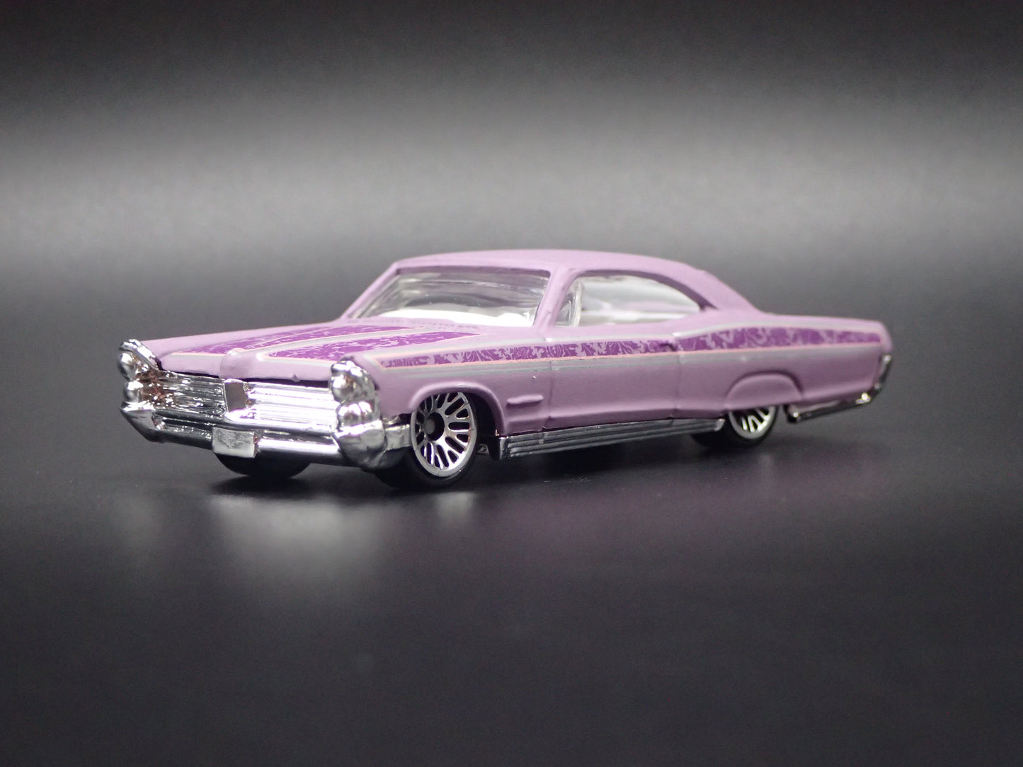 1965 65 PONTIAC BONNEVILLE PURPLE 1:64 SCALE COLLECTIBLE DIECAST MODEL CAR