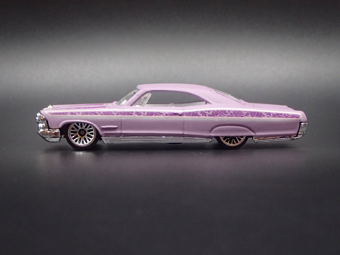 1965 65 PONTIAC BONNEVILLE PURPLE 1:64 SCALE COLLECTIBLE DIECAST MODEL CAR