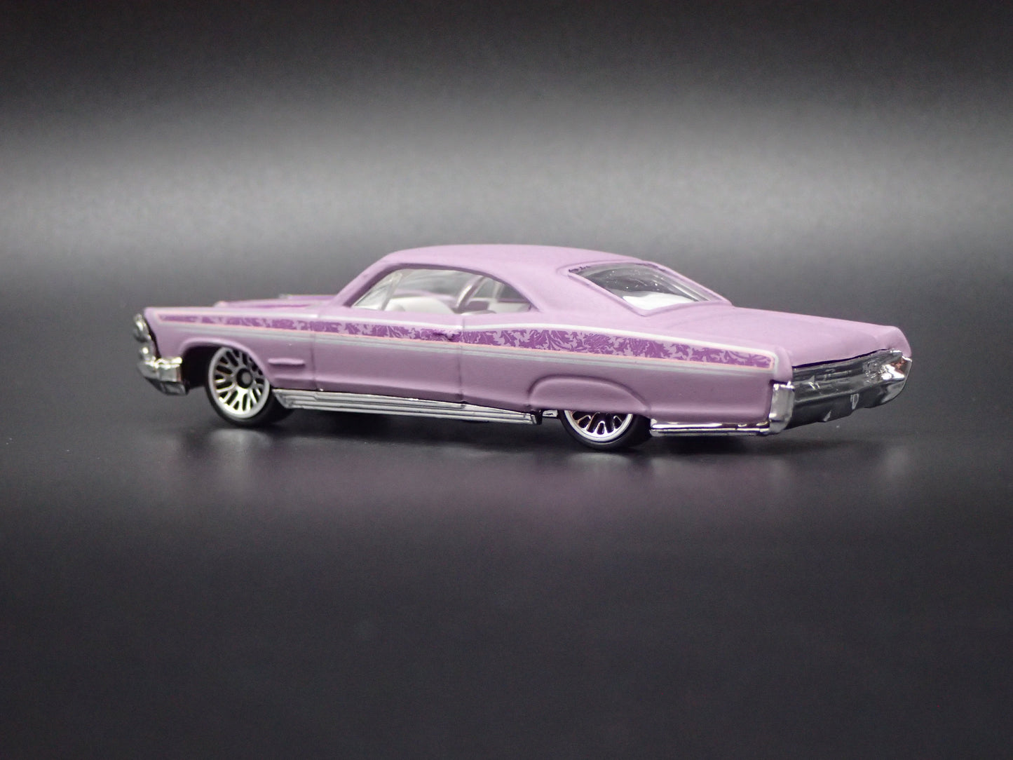 1965 65 PONTIAC BONNEVILLE PURPLE 1:64 SCALE COLLECTIBLE DIECAST MODEL CAR