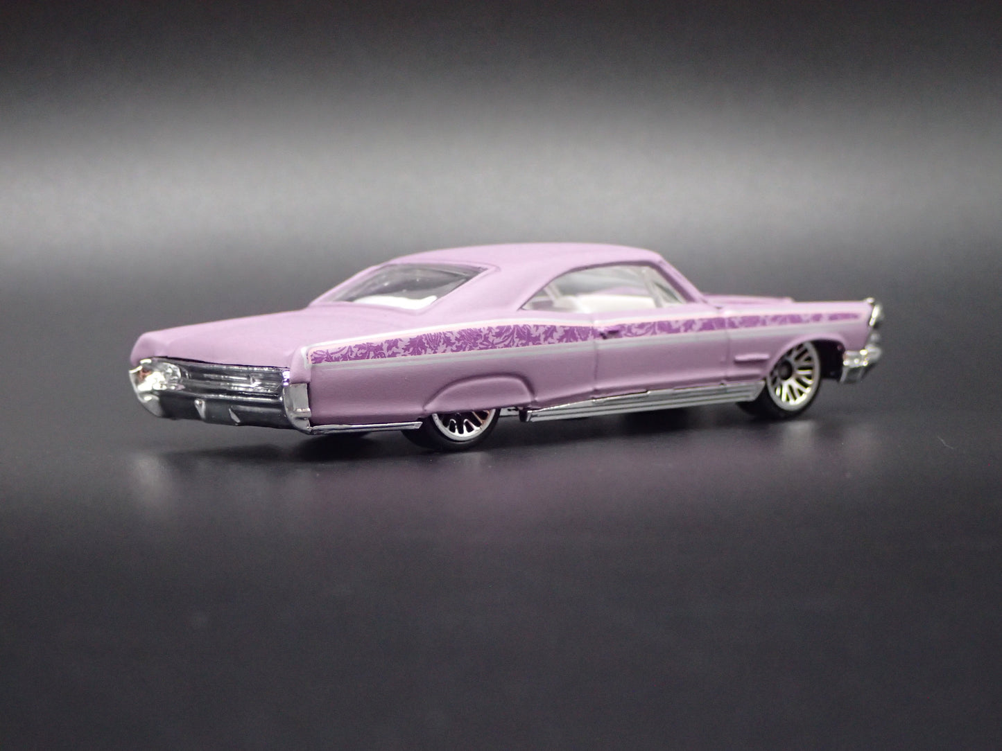 1965 65 PONTIAC BONNEVILLE PURPLE 1:64 SCALE COLLECTIBLE DIECAST MODEL CAR