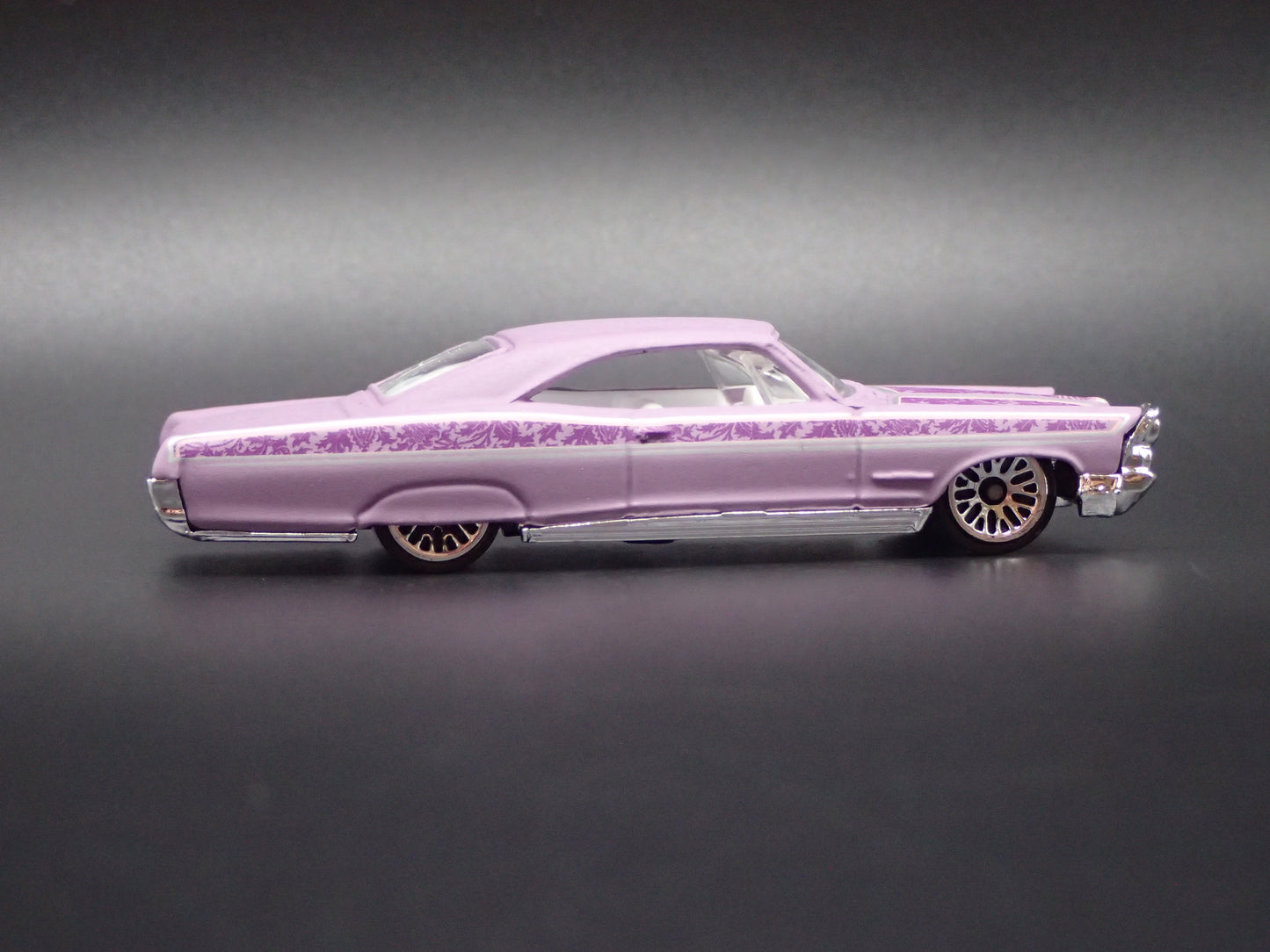 1965 65 PONTIAC BONNEVILLE PURPLE 1:64 SCALE COLLECTIBLE DIECAST MODEL CAR