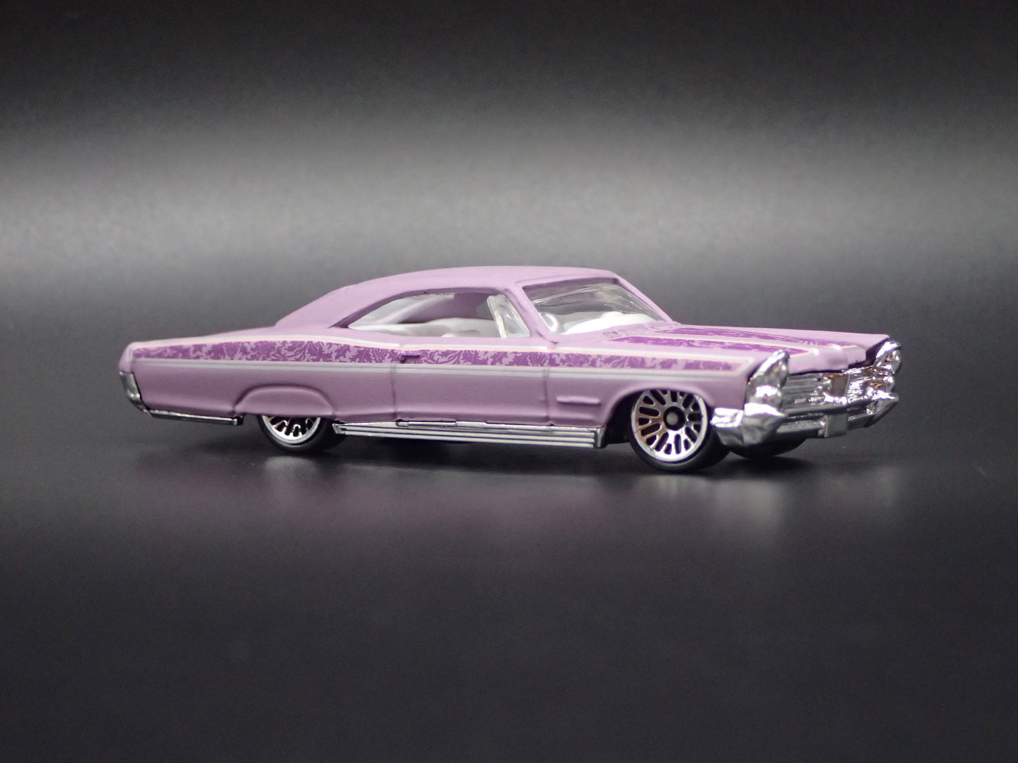 1965 65 PONTIAC BONNEVILLE PURPLE 1:64 SCALE COLLECTIBLE DIECAST MODEL CAR
