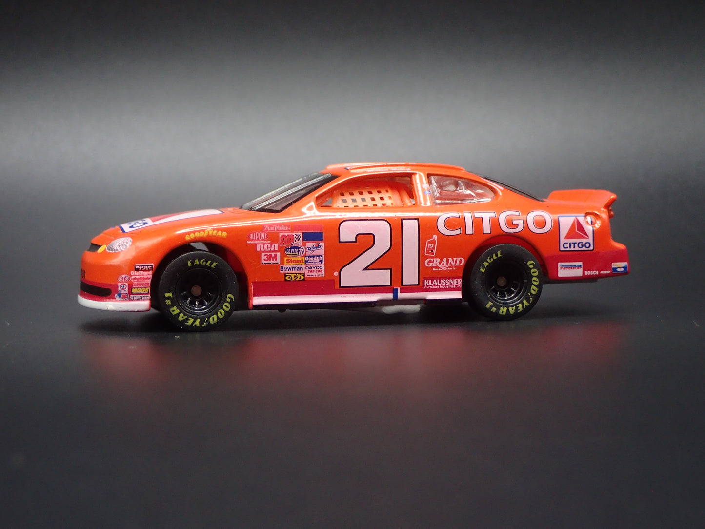 1998 FORD TAURUS 21 MICHAEL WALTRIP CITGO NASCAR 1:64 SCALE DIORAMA DIECAST CAR