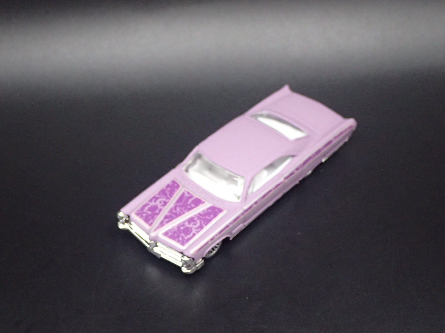 1965 65 PONTIAC BONNEVILLE PURPLE 1:64 SCALE COLLECTIBLE DIECAST MODEL CAR