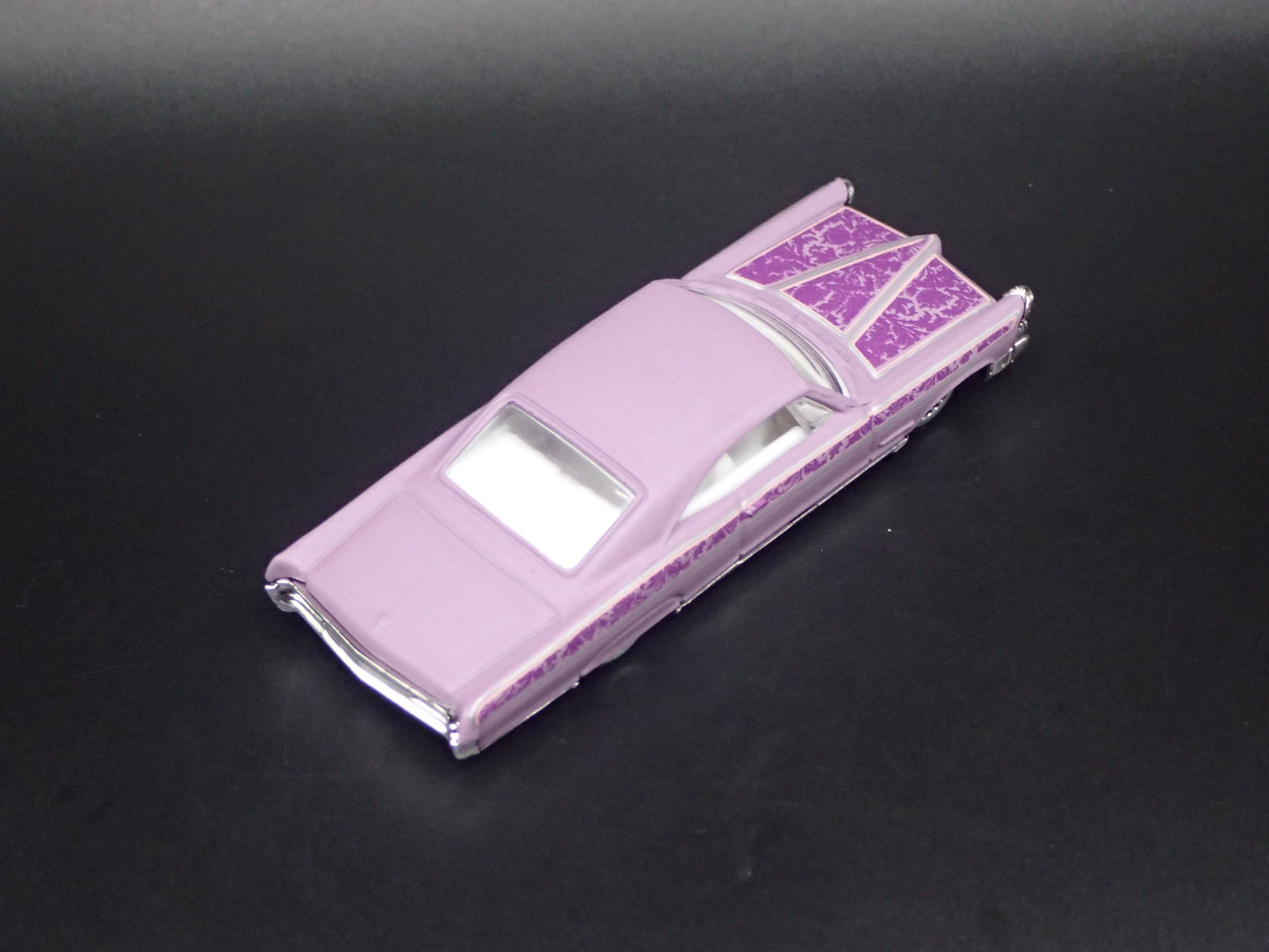 1965 65 PONTIAC BONNEVILLE PURPLE 1:64 SCALE COLLECTIBLE DIECAST MODEL CAR